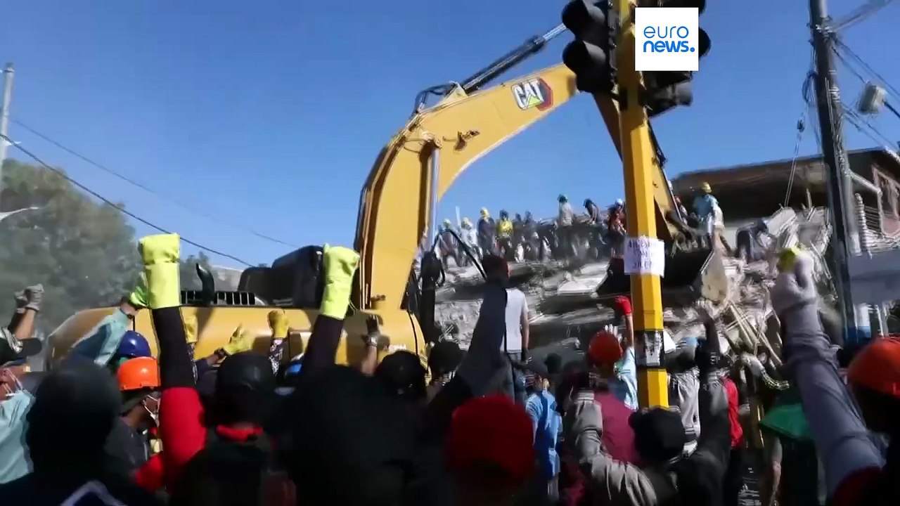 Κολομβία: Οι διασώστες αναζητούν επιζώντες μετά...
