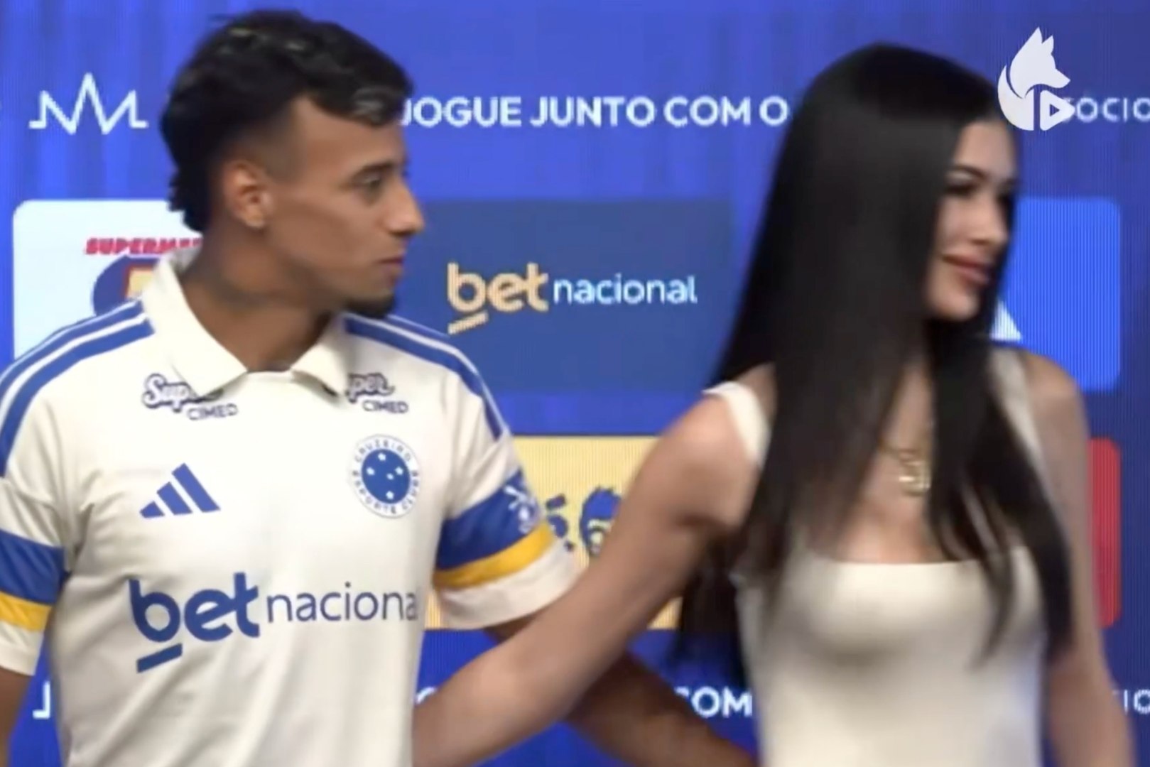 Uruguayan star gets denied a kiss by his girlfriend during Cruzeiro  unveiling