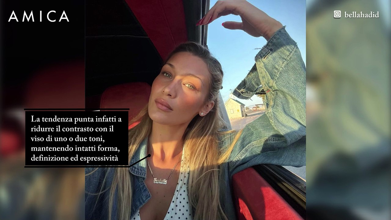 Sopracciglia schiarite: il trend che ammorbidisce lo sguardo