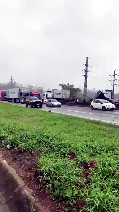 Acidente entre caminhões bloqueia BR-101 nos do...
