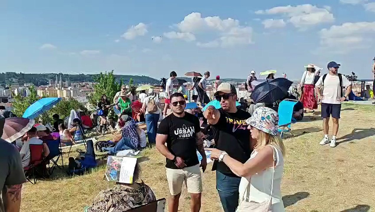 Gran expectación en el cerro de San isidro para ver el eclipse