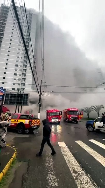 VÍDEO: Incêndio atinge prédio em construção e d...