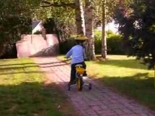 ESTEBAN EN VELO A SES 3 ANS