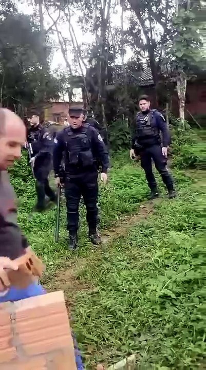 Vídeo mostra morador levando sequência de tiros...