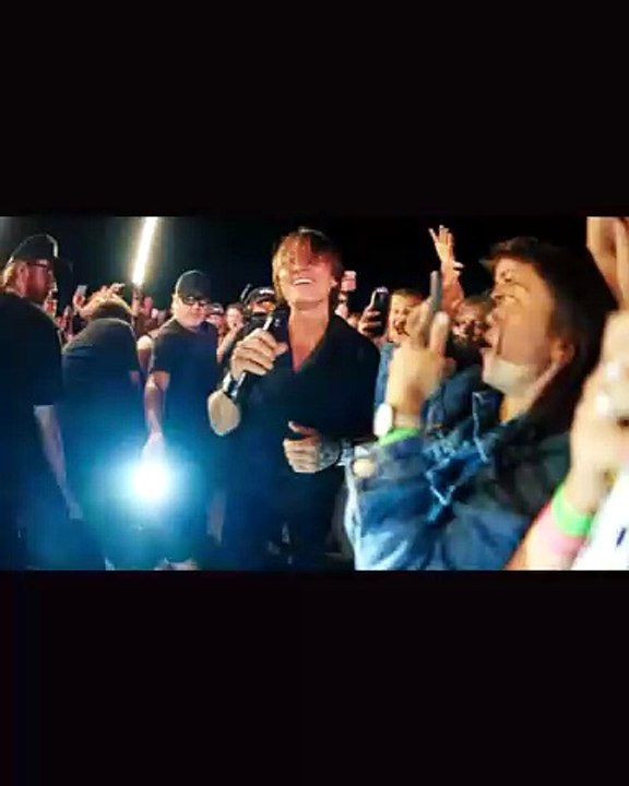 Keith Urban sings while walking through crowd