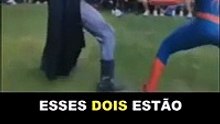 Batman e Homem-Aranha na luta do século — direto de uma festa de quint... #spiderman #batman #marvel #dc #heroes