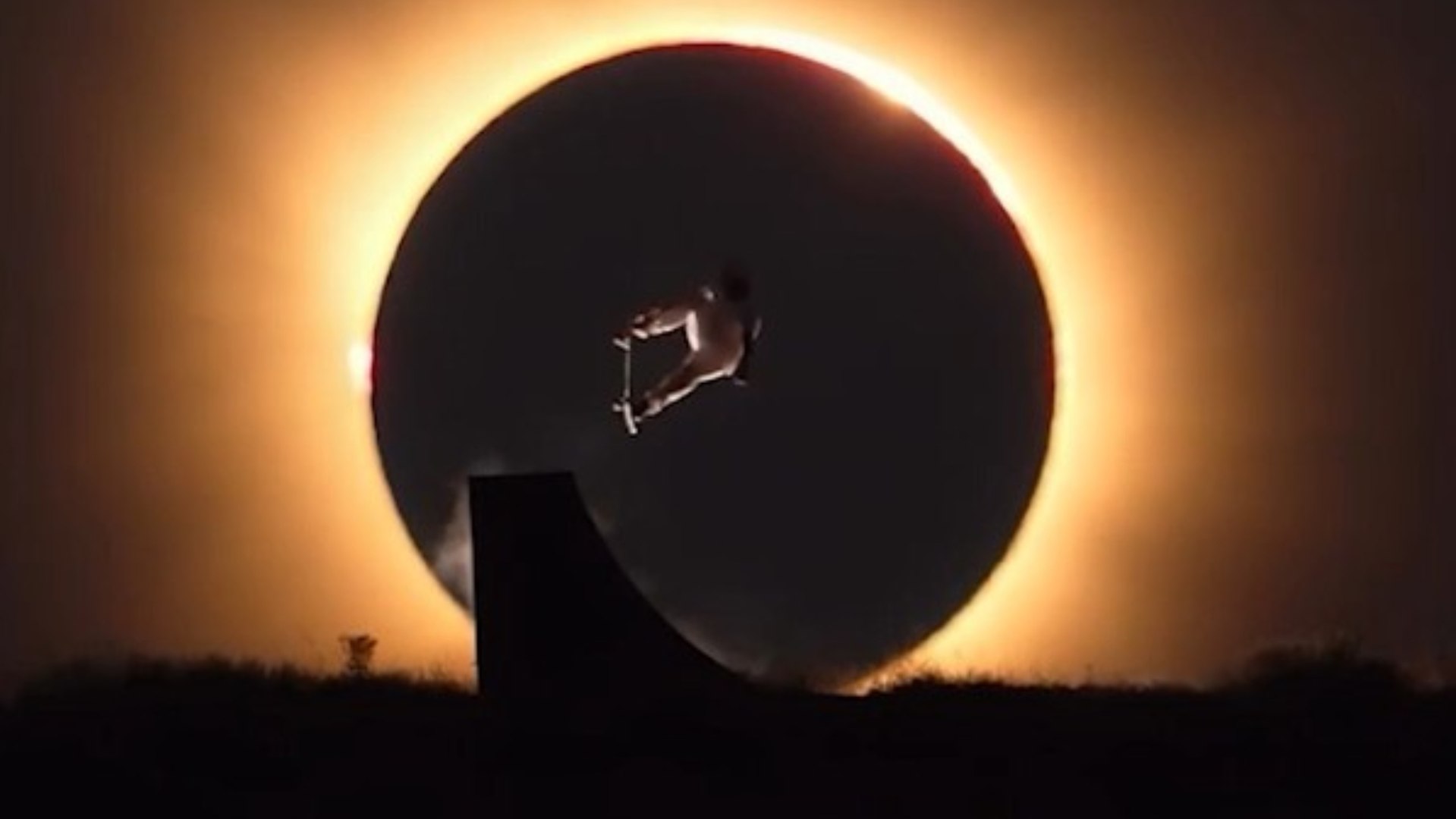 El truco del skater Danny Leon en pleno eclipse que te dejará eclipsado