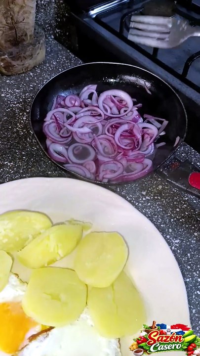 Papa con huevo y cebolla 🍽️✅🤤
