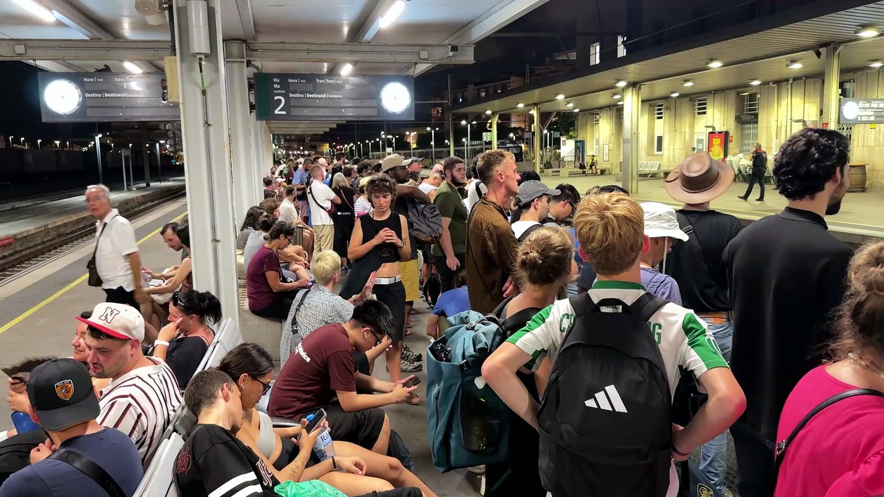 Col·lapse i aglomeracions a l’estació de Tarragona, plena de persones intentant tornar després de veure l’eclipsi