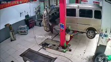 Un mécanicien distrait laisse une voiture s'emballer dans son garage en Chine