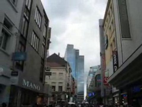 Bruxelles (Belgique) : rue commerçante & skyscraper