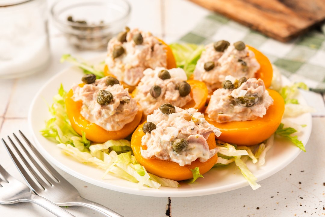 Melocotones rellenos de ensaladilla de atún