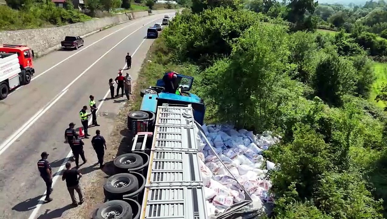 Sinop'ta kontrolden çıkan tır yan yattı