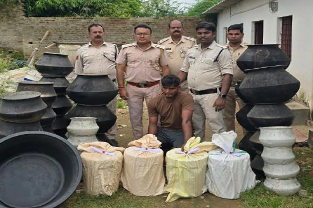 शहर में चल रही थी महुआ दारू की फैक्टरी, फोड़ी गई 8 भट्ठी, मिली 70 लीटर शराब और 480 किलो लाहन