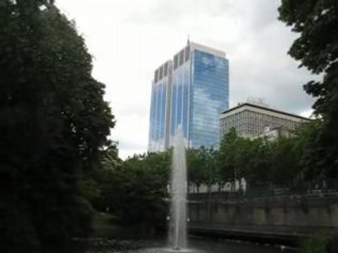 Bruxelles (Belgique) : skyscraper en verre