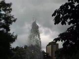 Bruxelles (Belgique) : jet d'eau & skyscraper