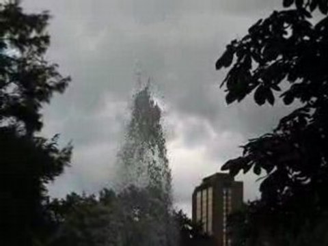 Bruxelles (Belgique) : jet d'eau & skyscraper