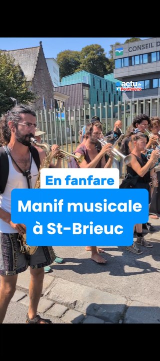 Manif en fanfare à Saint-Brieuc