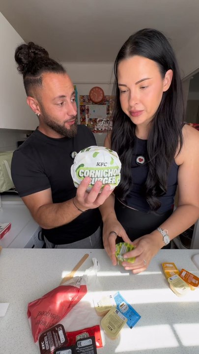 Je goûte enfin le menu cornichons 🥒 de KFC 😍 !