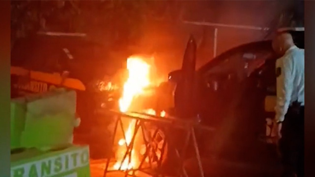 tn7-patrulla-se-incendia-y-oficiales-descubren-que-no-tenia-extintores-130826