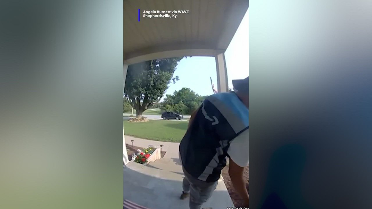 AMAZON DRIVER’S TRIBUTE to the AMERICAN FLAG leaves viewers in TEARS