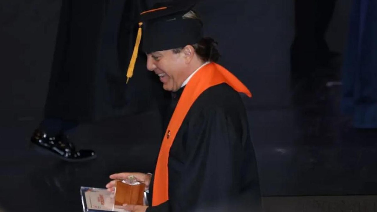 Cristian Castro se gradúa de la preparatoria a los 51 años