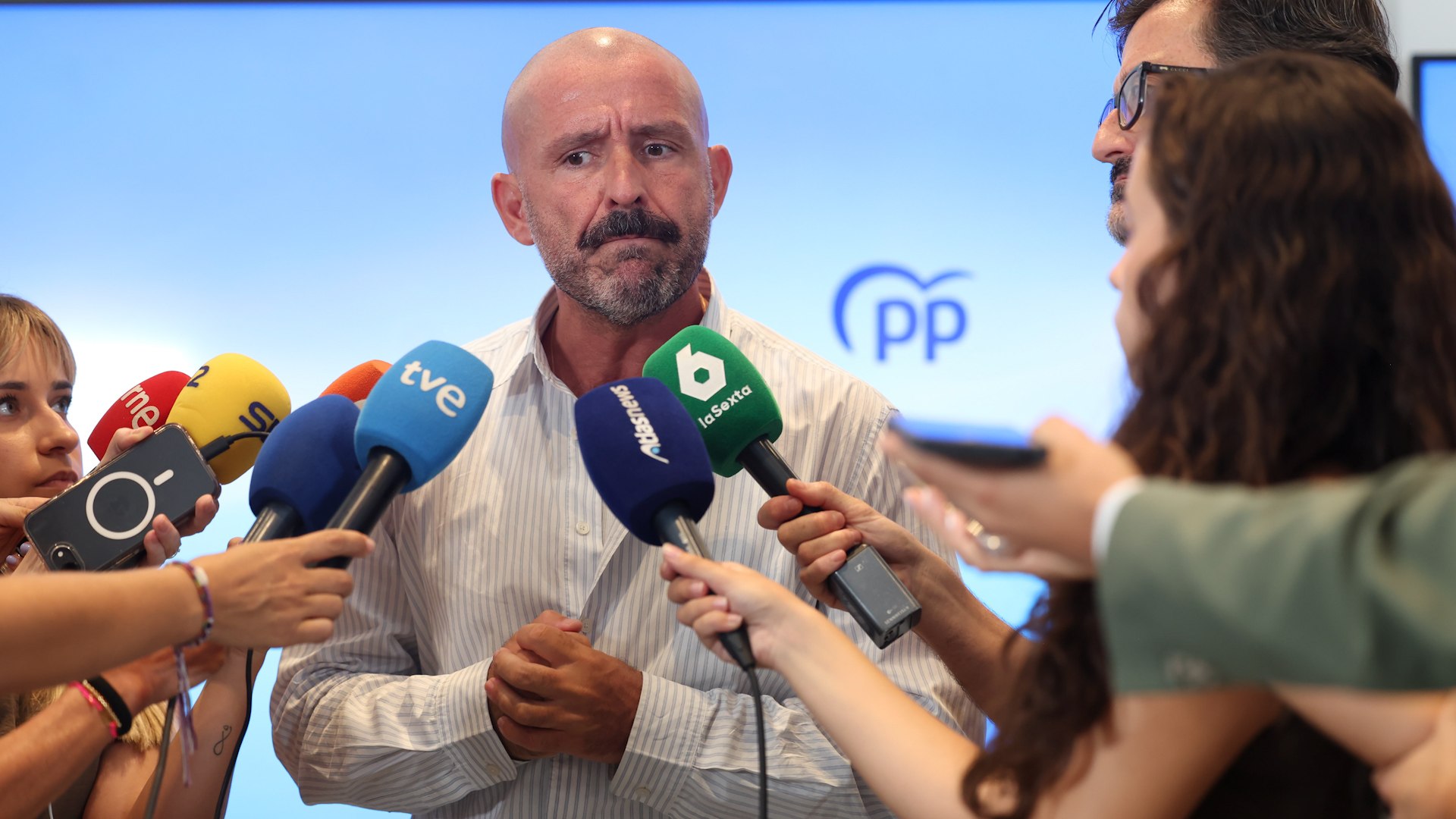El Partido Popular (PP) ha celebrado la pr�rroga de la autorizaci�n de explotaci�n de la central nuclear de Almaraz, una decisi�n confirmada este viernes con su publicaci�n en el Bolet�n Oficial del Estado (BOE). Sin embargo, la formaci�n de Alberto N��ez Feij�o no ha tardado en criticar al Gobierno por la forma en que se ha gestionado esta extensi�n, acus�ndolo de hacerlo "de tapadillo" y exigiendo la "cancelaci�n urgente de todo el calendario de cierres" del parque nuclear espa�ol.