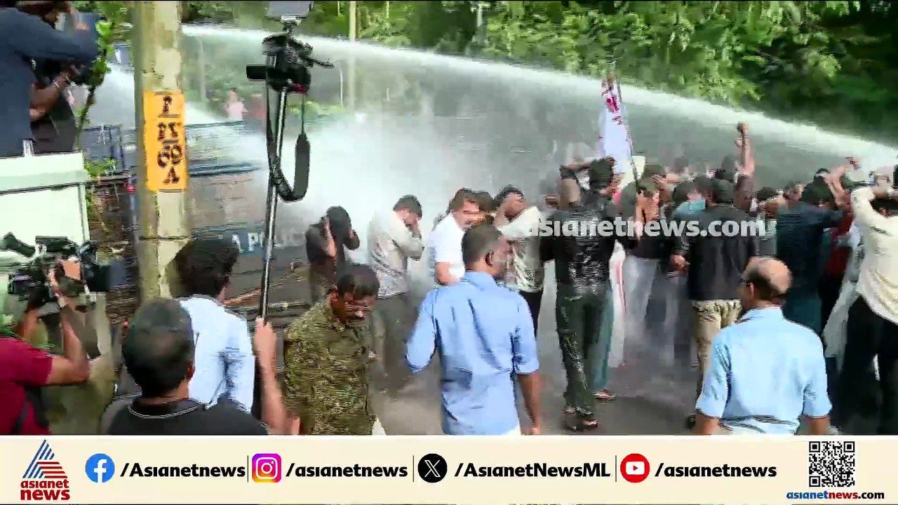 വി.ഡി.സതീശൻ്റെ വീട്ടിലേക്ക് DYFI മാർച്ച്; പറവൂര...