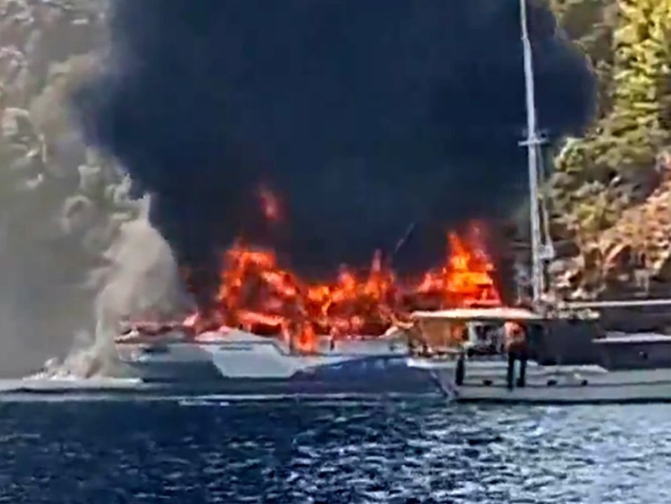 Türkei: Schiff mit über 100 Touristen brennt lichterloh