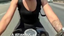 À Istanbul, le chat de cette femme se jette sur l'autoroute