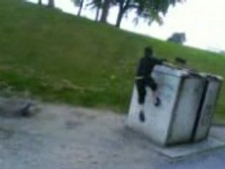 Monte sur la poubelle et fai salto