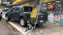 S10 bate em poste e por pouco não atinge fachada de farmácia em Cascavel