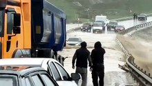 ¿Por qué la gente se arriesga a cruzar calles inundadas?