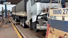 Carreta bate na traseira de caminhão após freada brusca no pedágio da BR-277 em Cascavel
