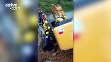 Homem fica preso por 9 horas após retroescavadeira cair em ribanceira