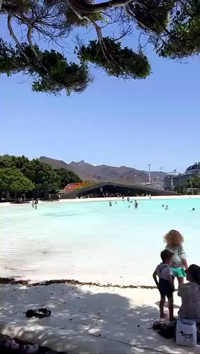 Numerosos turistas se 'bañan' el charco de la P...