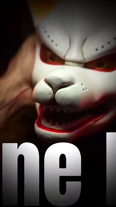 Masque Kitsune blanc, yeux dorés et crocs rouges
