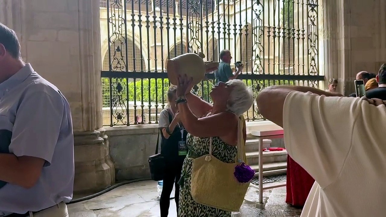 Los toledanos cumplen con la tradición de beber del botijo el agua de la Virgen