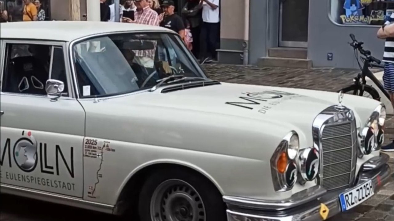 Möllner Hauptstraße eröffnet! 🚗💨 Oldtimer-Fahrt mit dem Bürgermeister