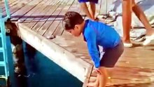 Hondureño muestra como le enseña a nadar a su hijo