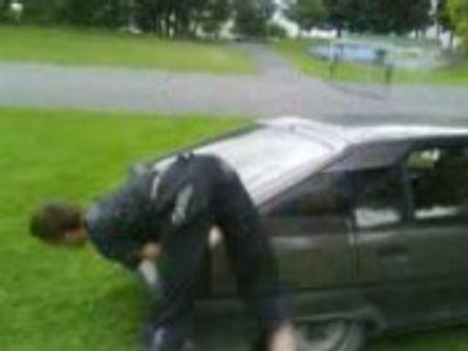 Contre voiture enchéné de coup de pied lune