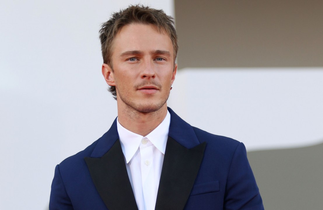 Drew starkey heizt durch interview-panne spekulationen um 'american psycho' an