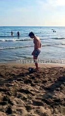 Mastantuono in spiaggia gioca a calcio coi bambini