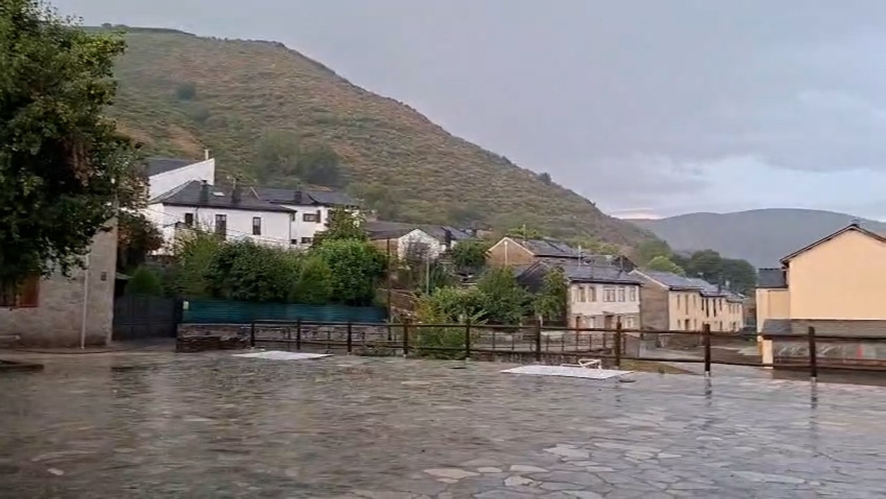 Llueve con fuerza en Murias de Paredes
