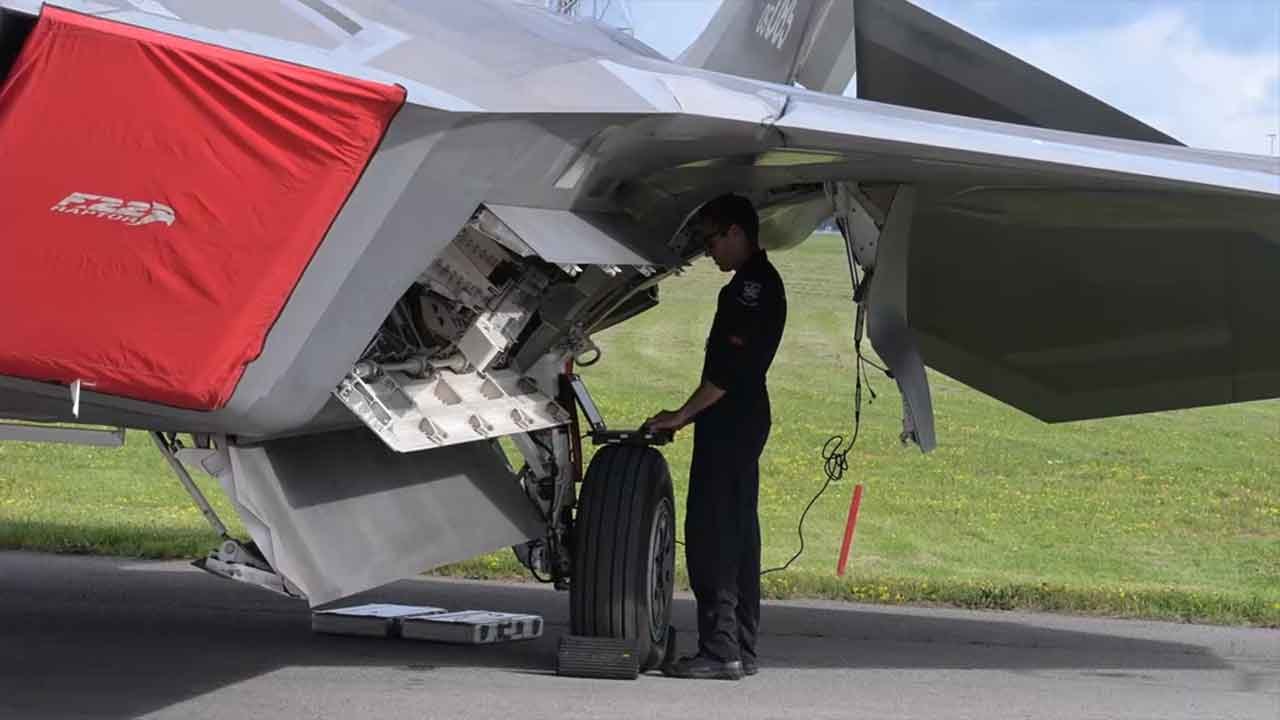 Video zeigt die Vorbereitung einer F-22 Raptor vor einer Flugvorführung