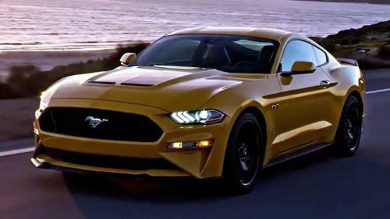 Ford Mustang ile sahil boyunca bir yolculuk. Bu...