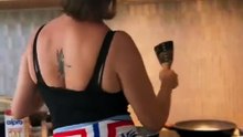 Δροσάκη: Με δύο τηγάνια, Ασλανίδου στα ηχεία & μυστικό για ομελέτα – Το απολαυστικό στιγμιότυπο