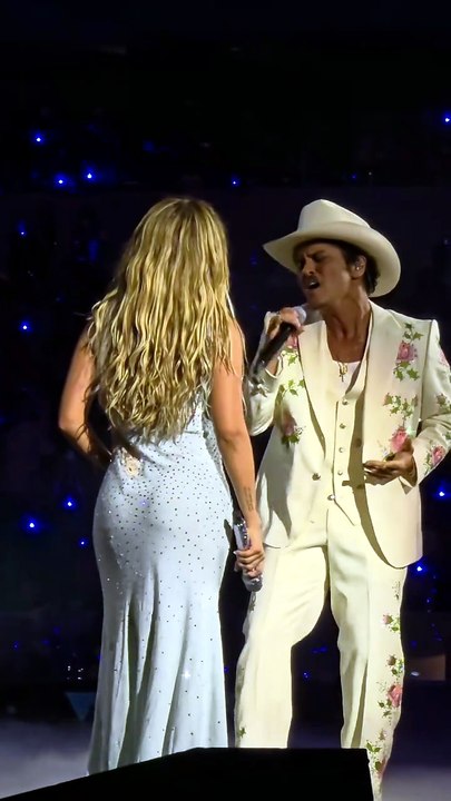 Karol G y Bruno Mars cantando “Still” por prime...