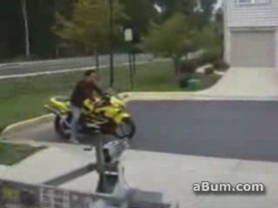 Régis charge sa moto