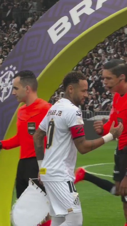 La reacción de Neymar cuando Thiago Mendes le n...